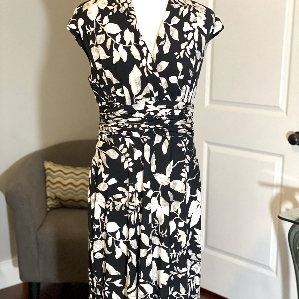 Kasper Black/White Abstract Ruched Waist Dress. 10